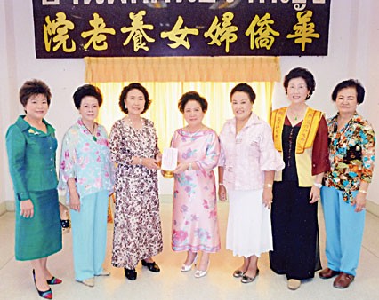 佛光会泰国分会代表慰问妇女养老院徐刘素卿会长一行赞助经费三万铢并向老人赠送红包