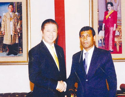 马尔代夫总统正式友好访问泰国名誉总领事洪百川丘夏莉伉俪前往机场迎接