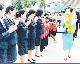 甘把热血洒华教 愿做泥土化芬芳──记梁冰主席率团访问中部四所华校行（三）