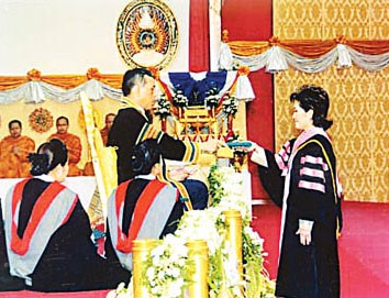 皇储殿下幸临清菜师范大学颁授文凭丘夏莉获授予企业管理荣誉博士学位