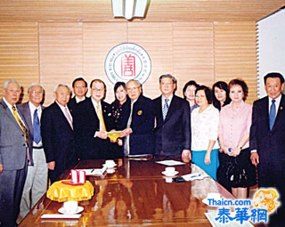 黄同青向报德堂捐赠呼吸机一部胡玉麟董事长及董事会成员接领赞助款