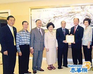 周正华获聘任客家总会副理事长邓干勋登门送呈聘书并接领五十万铢赞助款