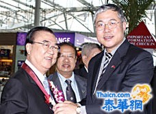 揭阳会馆理事长黄迨光率团回梓应邀出席揭东县第三届侨联大会左志强参赞陈汉士等为黄迨光陈荣泉萧俊杰一行送行