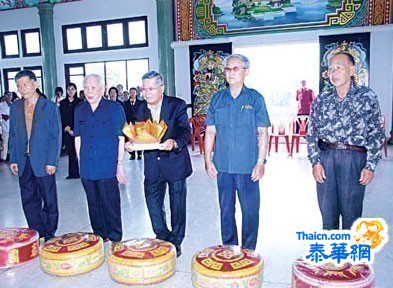 泰国杨氏宗亲总会隆重举行春季祭祖大典杨森水理事长任主祭领导会员宗亲举行祭典缅怀祖德理事会首长及宗亲数百人参加祭典欢聚联谊亲情洋溢