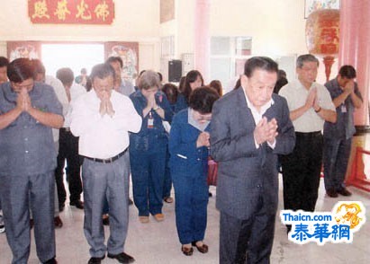 报德善堂清明节祭祀先侨先友郑钦达前往龙山墓苑义山庄主持祭祀仪式