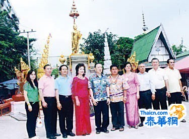 泰国中国和统会庆祝宋干佳节举行浴佛斋僧祈福及游行活动王志民林怡珠伉俪及众位执委与孔堤区民众同乐