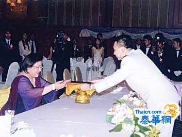 皇冠科技股份有限公司庆祝成立九周年纪念宠蒙颂莎娃丽女亲王殿下幸临主持庆典仪式王俊林董事长暨罗亚蒙董事总经理热情接待四方贺客政府高官侨团首长社会名流逾千人出席宴会致表祝贺