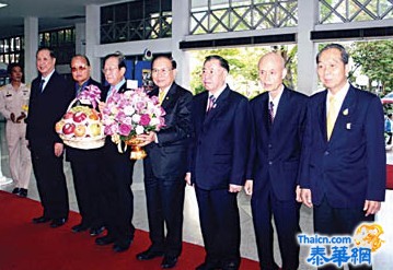 天华医院领导恭向皇上祝寿拜年陈绍扬董事长一行前往诗里叻医院签名致表崇高敬意