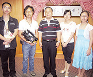广州电视台和广州日报记者来泰进行专题采访李桂雄接受专访祝福广州亚运会成功