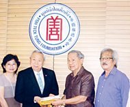 陈松汉向报德堂捐赠呼吸机吕先芙副董事长热情接待并接领赞助款