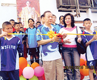 侨领王志民主办儿童节庆祝活动走访十余社区并向儿童赠送文具礼物
