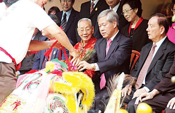 广肇会馆春节团拜会乡情洋溢节日气氛浓厚马灿利理事长致新春贺词并向乡亲们简介会务活动左志强参赞及会馆理事乡亲数百人参加团拜互祝新春