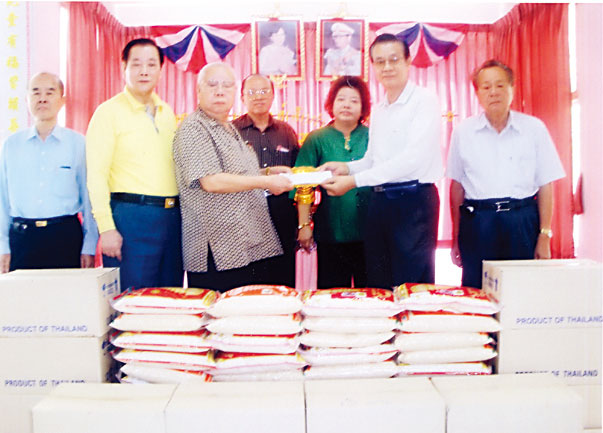紫峰佛学社代表慰问泰华孤儿院洪杰生理事长一行赞助一万铢经费及大米一批