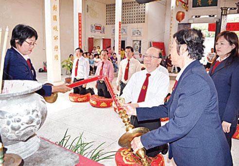 杜氏宗亲总会举行春祭谒祖典礼杜谭翥理事长领导全体理事宗亲举行祭祀仪式