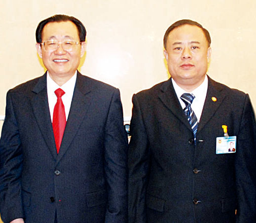 王刚会见列席政协会议海外代表 李桂雄在小组会议上提议政府重视海外中文教育