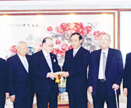 报德堂赈济玉树地震灾区四百万铢管木大使亲切接见胡玉麟董事长并接领救灾款