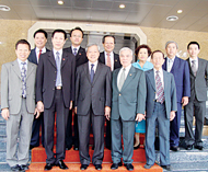 广肇会馆和广肇商会赈济玉树震灾区马灿利理事长一行前往中国大使馆捐献五十万铢善款