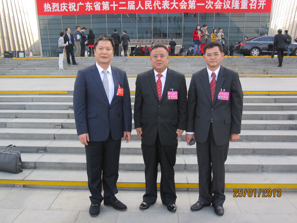 李桂雄委员(左)与马伟鹏委员(中),陈灿标委员(右)合影.