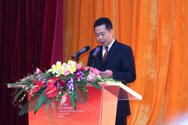 李桂雄黄增滨率团参加潮南内衣家居服装节