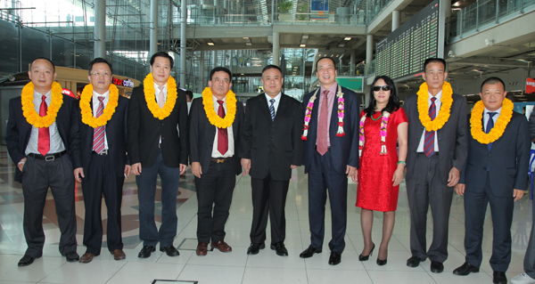 先生挂鲜花李桂雄会长为卢晓青先生挂鲜花李桂雄会长为陈景良常务理